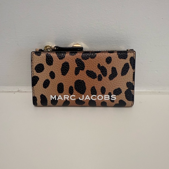 Marc Jacobs Handbags - NWT Marc Jacobs medium flat wallet cheetah
